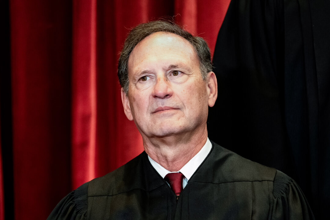 Thẩm phán Tối cao Pháp viện Samuel Alito chụp ảnh tại Hoa Thịnh Đốn, vào ngày 23/04/2021. (Ảnh: Erin Schaff / Reuters)
