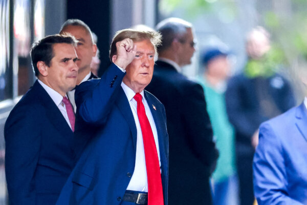 Cựu Tổng thống Donald Trump rời cao ốc Trump Tower để đến Tòa án Hình sự Manhattan ở thành phố New York hôm 15/04/2024. (Ảnh: Charly Triballeau/AFP qua Getty Images)