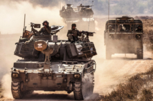Pháo binh Israel di chuyển tại một vị trí giáp Dải Gaza ở miền nam Israel vào ngày 03/11/2023. (Ảnh: Jack Guez/AFP qua Getty Images)