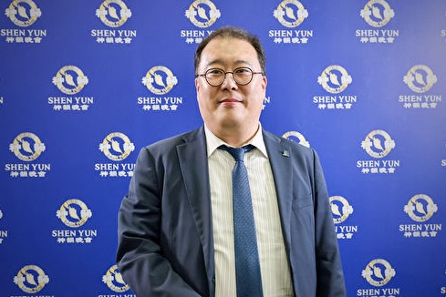 Ông Park Jae-han thưởng thức Nghệ thuật Biểu diễn Shen Yun tại Nhà hát Aram Nuri,  Nam Hàn hôm 24/04/2024. (Ảnh: Jin Guohuan/The Epoch Times)