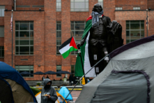 Tượng đài cựu tổng thống George Washington đang được khoác cờ Palestine và choàng khăn keffiyeh trong bối cảnh các nhà hoạt động và sinh viên biểu tình gần một khu cắm trại tại Sân Đại học thuộc Đại học George Washington, ở Thủ đô Hoa Thịnh Đốn, hôm 27/04/2024. (Ảnh: Kent Nishimura/Getty Images)
