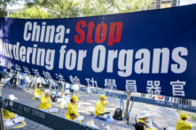 Các học viên Pháp Luân Công thỉnh nguyện bên cạnh trụ sở Liên Hiệp Quốc ở thành phố New York vào ngày 20/09/2023. (Ảnh: Chung I Ho/The Epoch Times)