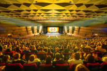 Đoàn Nghệ thuật Biểu diễn Shen Yun Kỷ Nguyên Mới chào khán giả trước khi hạ màn tại Trung tâm Hội nghị Quốc tế Paris (Palais des Congrès de Paris) ở Paris, Pháp hôm 05/05/2024. (Ảnh: The Epoch Times)