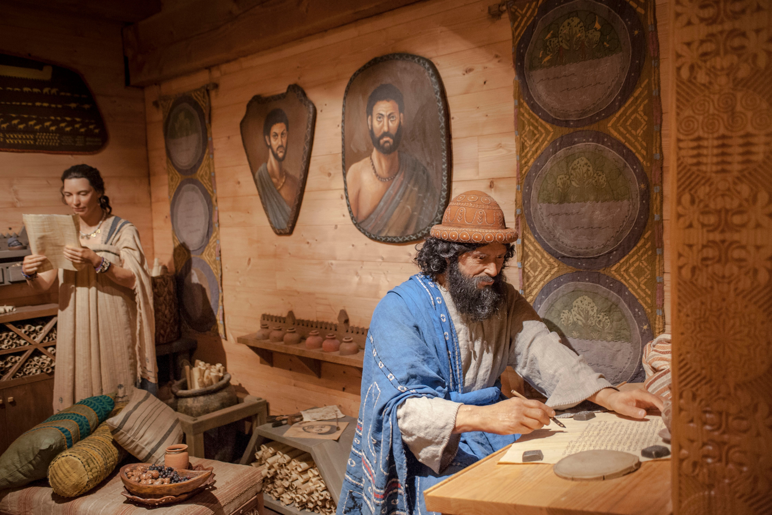 Mô hình ông Noah đang làm việc bên trong con tàu. (Ảnh: Đăng dưới sự cho phép của nhóm Answers in Genesis)