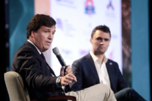 Ông Tucker Carlson (bên trái) cùng với anh Charlie Kirk vào năm 2018. (Ảnh: Gage Skidmore/CC BY-SA 2.0)