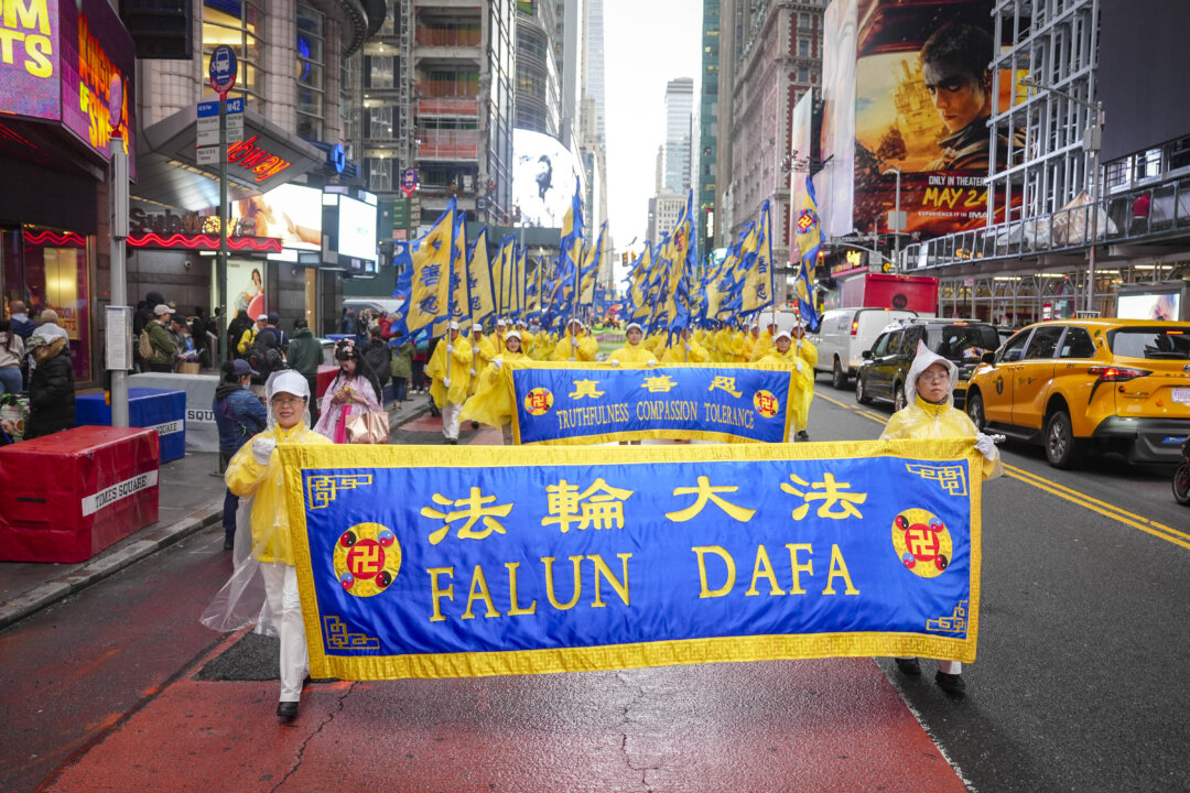 Hàng ngàn người diễn hành ở New York mừng Ngày Pháp Luân Đại Pháp Thế giới, phơi bày cuộc đàn áp của ĐCSTQ