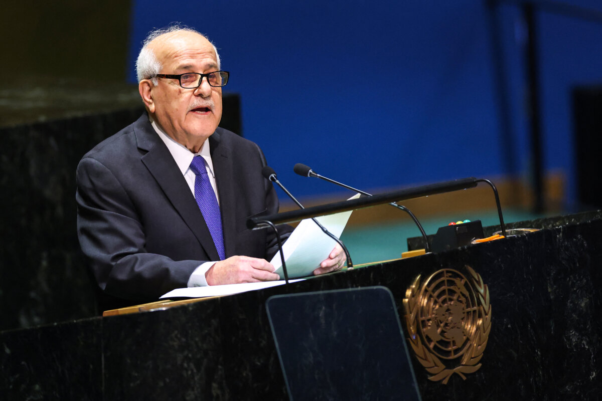 Đại sứ Palestine tại Liên Hiệp Quốc Riyad Mansour trình bày trong phiên họp đặc biệt của Đại Hội đồng Liên Hiệp Quốc về nỗ lực trở thành thành viên Liên Hiệp Quốc của Palestine, tại trụ sở Liên Hiệp Quốc ở thành phố New York, hôm 10/05/2024. (Ảnh: Charly Triballeau/AFP qua Getty Images)