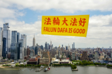 Một biểu ngữ có nội dung “Pháp Luân Đại Pháp Hảo” bay trên sông Hudson ở New York, hôm 13/05/2024. (Ảnh: Larry Dye/The Epoch Times)