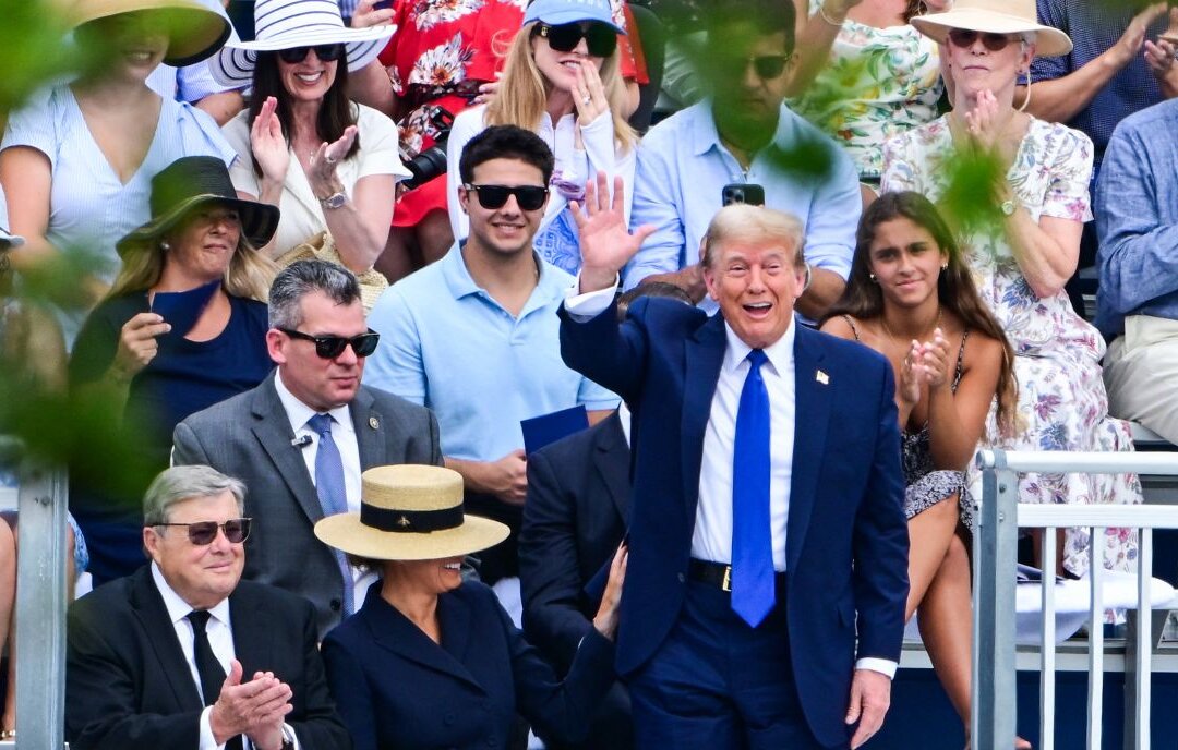 Cựu TT Trump dự lễ tốt nghiệp của con trai Barron Trump trong thời gian diễn ra phiên tòa ở New York