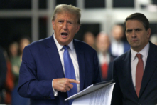 Cựu TT Donald Trump nói chuyện với giới truyền thông sau khi rời khỏi tòa án giữa phiên tòa xét xử với cáo buộc che đậy các khoản thanh toán tiền bịt miệng, tại Tòa án Hình sự Manhattan, hôm 20/05/2024. (Ảnh: Sarah Yenesel-Pool/Getty Images)