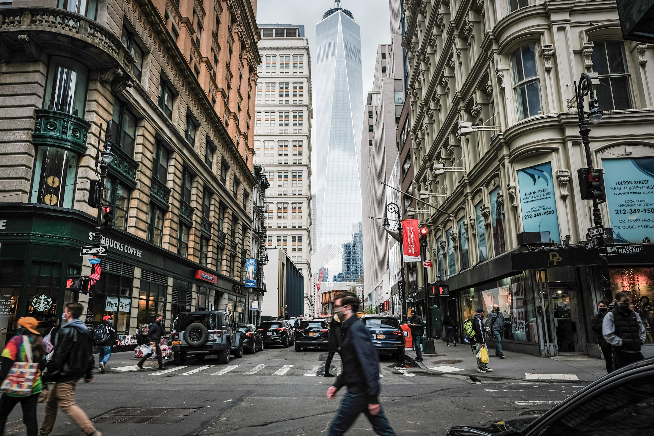 Các tòa nhà ở khu hạ Manhattan, thành phố New York, hôm 16/04/2021. Kể từ khi áp dụng lệnh đóng cửa và sự gia tăng văn hóa làm việc tại nhà trong thời kỳ đại dịch COVID-19, nhiều tập đoàn đã xem tiền thuê văn phòng là một khoản chi phí chín muồi để cắt giảm. (Ảnh: Spencer Platt/Getty Images)