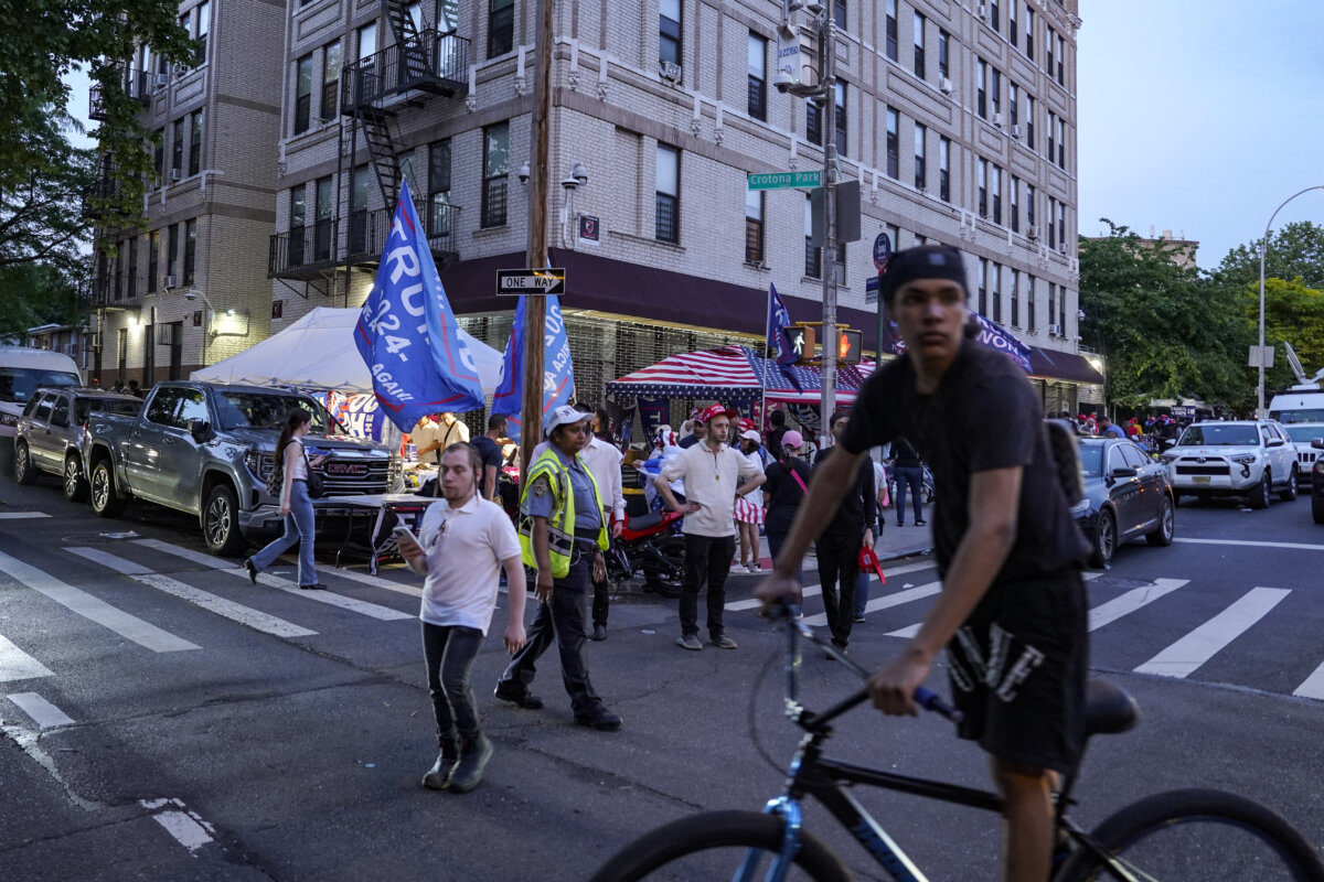 Mọi người sau cuộc tập hợp với cựu Tổng thống Donald Trump ở South Bronx, thành phố New York, hôm 23/05/2024. (Ảnh: Samira Bouaou/The Epoch Times)