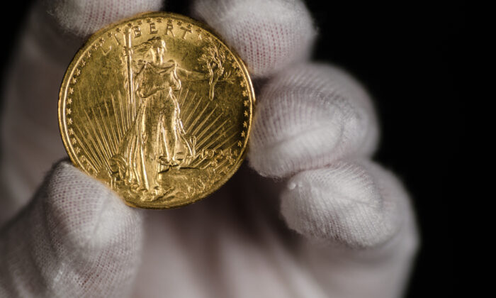 Đồng xu vàng đại bàng đôi Saint Gaudens của Hoa Kỳ. (Ảnh: a98ntfp/Shutterstock)