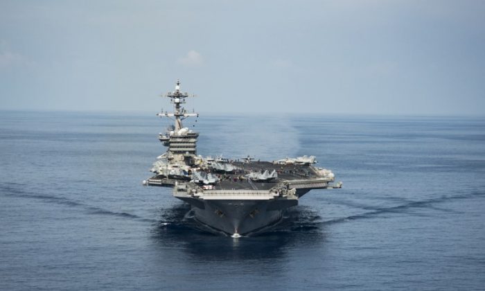 Hàng không mẫu hạm USS Carl Vinson đi qua Biển Đông trong khi tiến hành các hoạt động bay vào ngày 09/04/2017. (Ảnh: Z.A. Landers/Courtesy U.S. Navy/Ảnh tư liệu phát qua Reuters)