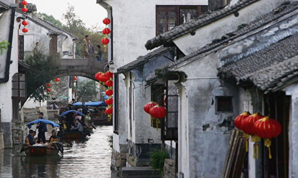 Ở bên bờ nước, cuộc sống của ông có nhiều thay đổi. (Ảnh: China Photos/Getty Images)