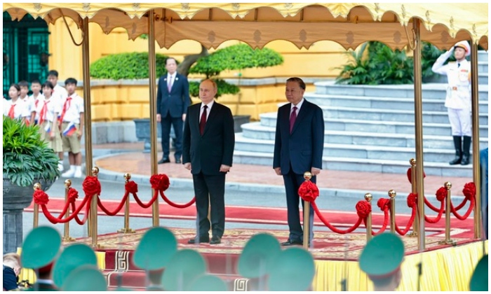 Tổng thống Putin rời Hà Nội sau 21 giờ đến Việt Nam