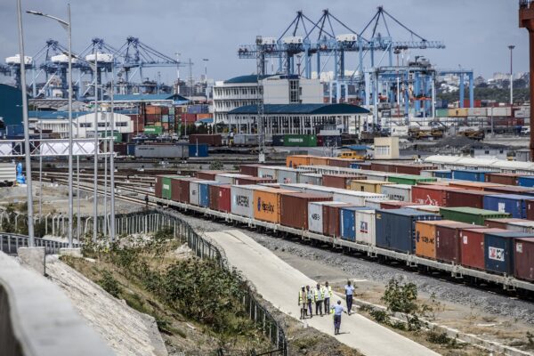 Các container vận chuyển nằm cạnh tuyến đường sắt chạy vào cảng Mombasa ở Mombasa, Kenya, vào ngày 01/09/2018. (Ảnh: Luis Tato/Bloomberg qua Getty Images)