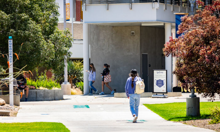 Sinh viên đi bộ đến lớp học hè tại trường Cao đẳng Orange Coast ở Costa Mesa, California, vào ngày 29/06/2022. (Ảnh: John Fredricks/The Epoch Times)