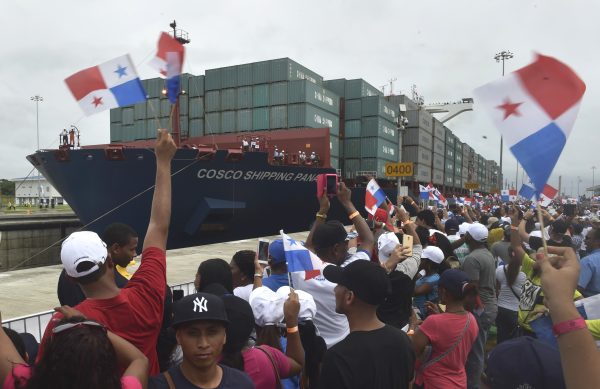 Tàu buôn Cosco Shipping Panama được Trung Quốc thuê đi qua âu tàu Agua Clara Locks trong lễ khánh thành dự án mở rộng Kênh đào Panama, ngày 26/06/2016. (Ảnh: Rodrigo Arangua/AFP/Getty Images)
