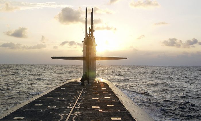 Tiềm thủy đỉnh lớp mang phi đạn đạn đạo Ohio USS Wyoming tiếp cận Căn cứ Tiềm thủy đỉnh Hải quân Kings Bay, Georgia, vào ngày 09/01/2008. (Ảnh: Lt. Rebecca Rebarich/Hải quân Hoa Kỳ)