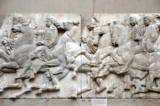 Các phần của tác phẩm đá cẩm thạch Elgin Marbles được trưng bày tại Bảo tàng Anh ở London vào ngày 22/11/2018. (Ảnh: Dan Kitwood/Getty Images)