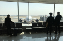 Hình ảnh những người đang chờ xuất cảnh tại phi trường Bắc Kinh vào hôm 21/03/2020. (Ảnh: Laurent Thomet/AFP)