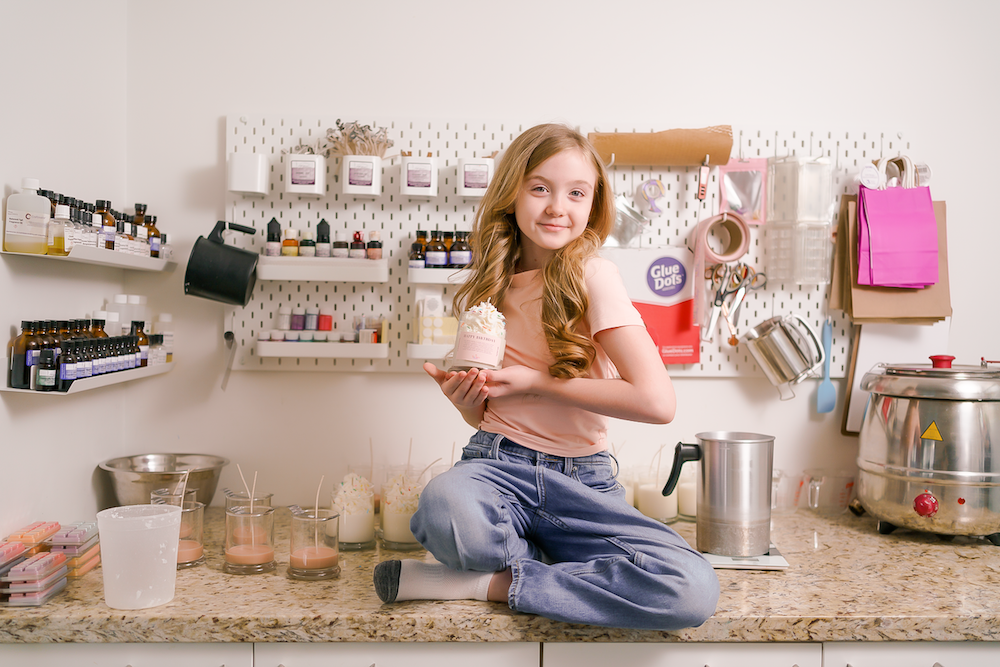 Lily thích làm nến, sáp thơm, và nước xịt phòng và điều hành công ty nhỏ “Lily Lou’s Aromas” của riêng mình. (Ảnh: Đăng dưới sự cho phép của Lily Lou’s Aromas)