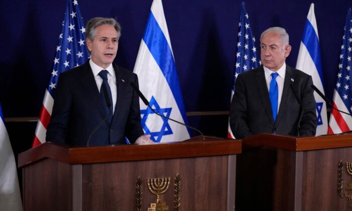 Thủ tướng Israel Benjamin Netanyahu (bên phải) đứng nhìn Ngoại trưởng Hoa Kỳ Antony Blinken nói với các phóng viên bên trong The Kirya, nơi đặt trụ sở của Bộ Quốc phòng Israel, sau cuộc họp của họ ở Tel Aviv, vào ngày 12/10/2023. (Ảnh: Jacquelyn Martin/Pool/ AFP qua Getty Images)
