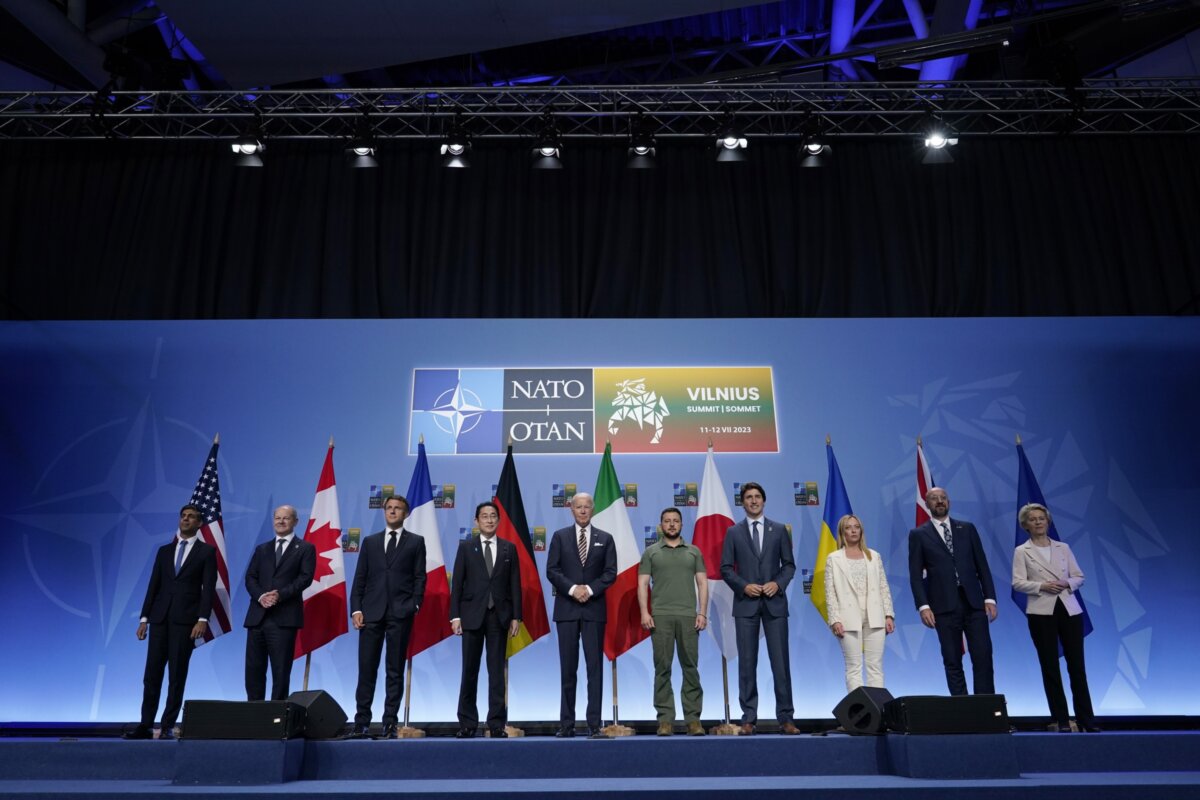 Tổng thống Joe Biden (thứ 5 từ bên trái) đứng cùng Tổng thống Ukraine Volodymyr Zelensky (thứ 5 từ bên phải) và các nhà lãnh đạo Âu Châu trong Hội nghị thượng đỉnh NATO ở Vilnius, Lithuania, hôm 12/07/2023. (Ảnh: Susan Walsh/AP Photo)