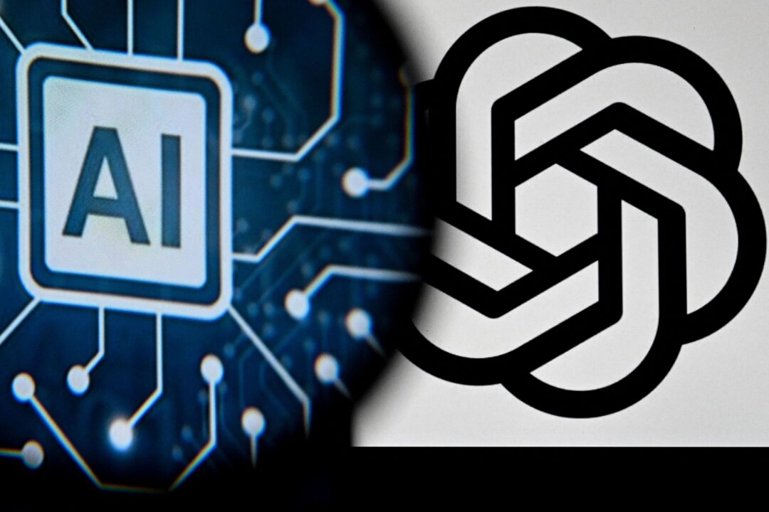 Logo của ứng dụng ChatGPT trên một màn hình máy điện toán xách tay (bên phải) và chữ AI trên một màn hình điện thoại thông minh ở Frankfurt am Main, miền tây nước Đức, hôm 23/11/2023. (Ảnh: Kirill Kudryavtsev/AFP qua Getty Images)