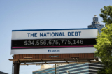 Đồng hồ Nợ Quốc gia ở Atlanta, Georgia, hôm 20/05/2024. (Ảnh: Madalina Vasiliu/The Epoch Times)
