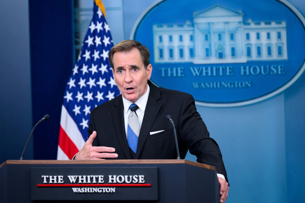 Cố vấn An ninh Quốc gia John Kirby trình bày cuộc họp báo hàng ngày tại Phòng họp Brady của Tòa Bạch Ốc ở Hoa Thịnh Đốn, hôm 28/05/2024. (Ảnh: Mandel Ngan/AFP)