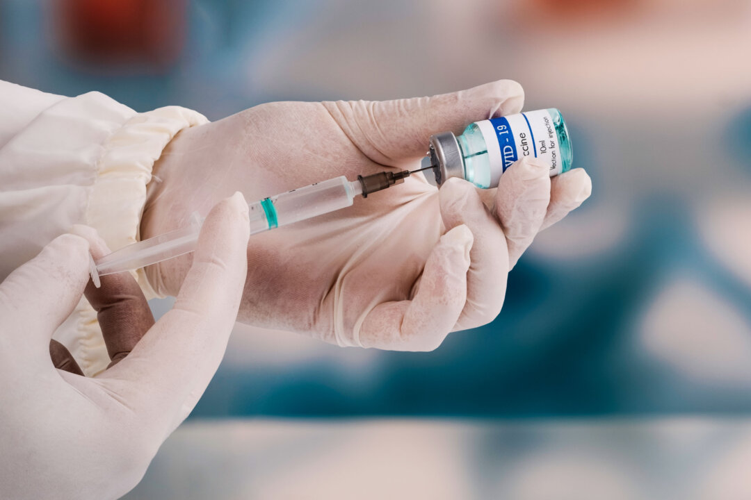 Viêm cơ tim và viêm màng ngoài tim chỉ xuất hiện sau khi chích vaccine COVID