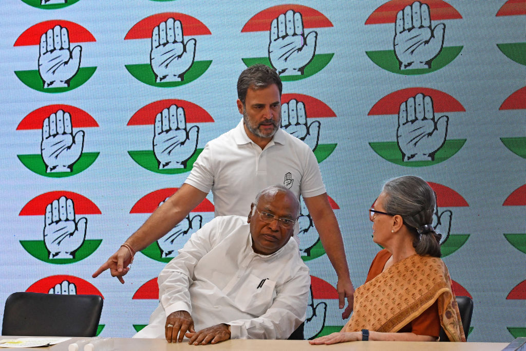 Lãnh đạo đảng INC của Ấn Độ Rahul Gandhi (ở giữa, trên cùng) ra hiệu cho mẹ ông, bà Sonia Gandhi (bên phải) khi chủ tịch đảng Mallikarjun Kharge đang ngồi nhìn, trước khi đọc diễn văn trong cuộc họp báo tại trụ sở đảng ở New Delhi, hôm 04/06/2024. (Ảnh: AFP qua Getty Images)