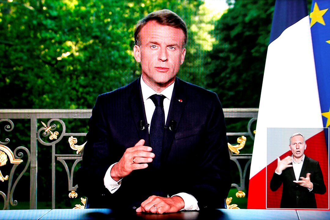 Ảnh chụp màn hình Tổng thống Pháp Emmanuel Macron đọc bài diễn văn trước toàn quốc trên truyền hình tại Paris, hôm 09/06/2024, trong đó ông tuyên bố sẽ giải tán Hạ viện và kêu gọi tổ chức cuộc tổng tuyển cử mới vào ngày 30/06. (Ảnh: Ludovic Marin/AFP qua Getty Images)