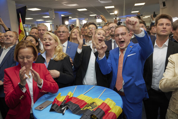Bà Alice Weidel, ở giữa, và ông Tino Chrupalla, ở giữa bên phải, cả hai đều là chủ tịch liên bang của AfD, cổ vũ tại trụ sở chính của đảng AfD trong thời gian dự báo cuộc bầu cử Âu Châu, tại Berlin hôm 09/06/2024. (Ảnh: Joerg Carstensen/dpa qua AP)