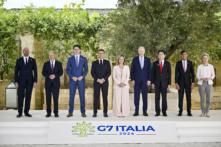 (Từ trái qua phải) Chủ tịch Hội đồng  u Châu Charles Michel, Thủ tướng Đức Olaf Scholz, Thủ tướng Canada Justin Trudeau, Tổng thống Pháp Emmanuel Macron, Thủ tướng Ý Giorgia Meloni, Tổng thống Hoa Kỳ Joe Biden, Thủ tướng Nhật Bản Fumio Kishida, Thủ tướng Anh Rishi Sunak, và Chủ tịch Ủy ban  u Châu Ursula von der Leyen chụp ảnh chung tại buổi lễ đón tiếp trong ngày đầu tiên của hội nghị thượng đỉnh G7 lần thứ 50 tại Borgo Egnazia hôm 13/06/2024 ở Fasano, Ý. (Ảnh: Antonio Masiello/Getty Images)