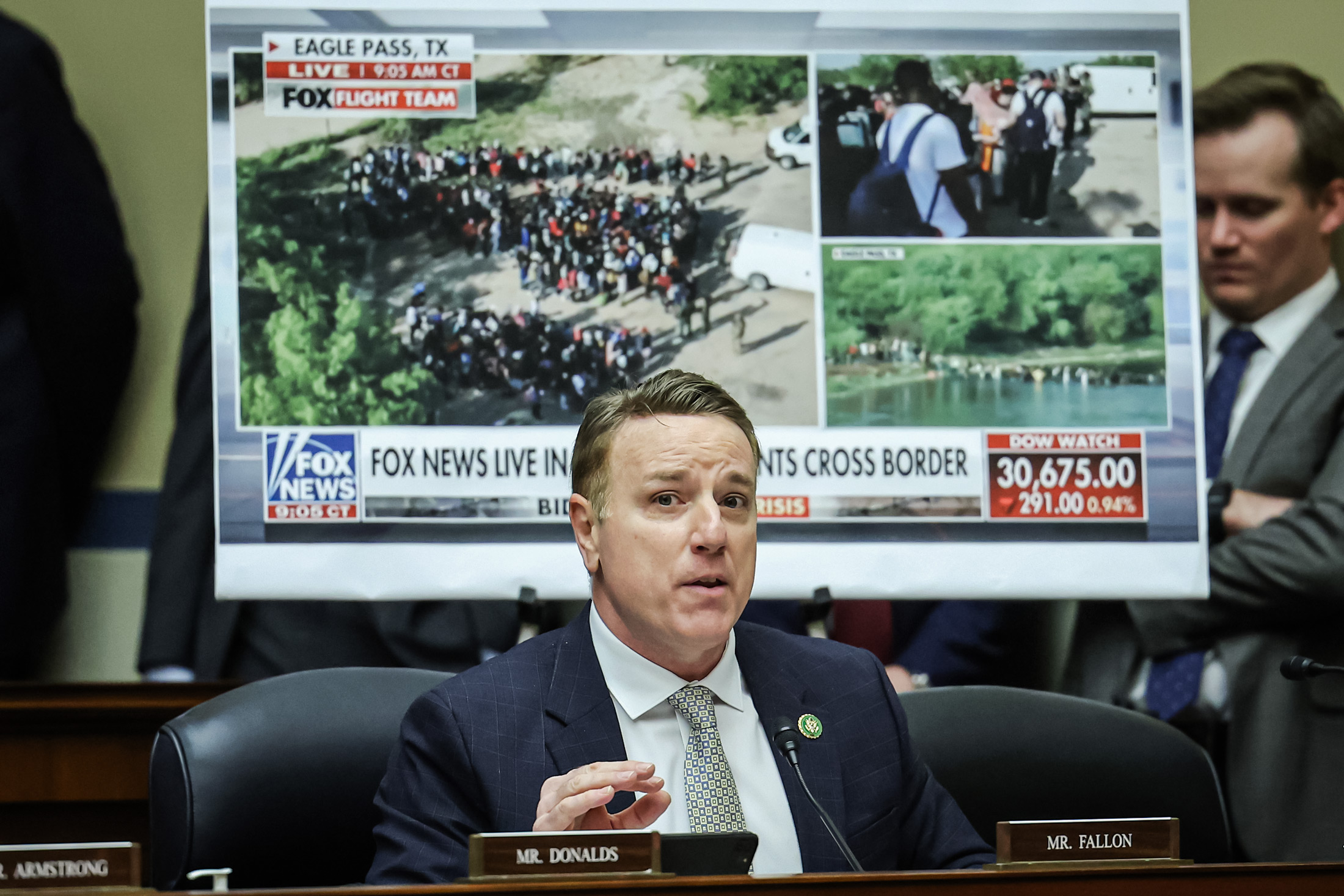 Dân biểu Pat Fallon (Cộng Hòa-Texas) chất vấn một nhân chứng trong một phiên điều trần về biên giới phía nam của Hoa Kỳ, tại Hoa Thịnh Đốn vào ngày 07/02/2023. (Ảnh: Kevin Dietsch/Getty Images)