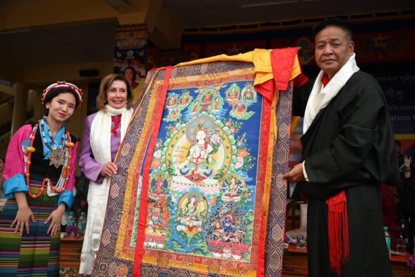 Một cuộn giấy hay còn gọi là thangka truyền thống của Tây Tạng được tặng cho cựu Chủ tịch Hạ viện Hoa Kỳ Nancy Pelosi (Dân Chủ-California) trong chuyến thăm Đức Đạt Lai Lạt Ma thứ 14 của phái đoàn Quốc hội Hoa Kỳ, tại Dharamshala, Ấn Độ, hôm 18/06/2024. (Ảnh: Chính phủ Trung ương Tây Tạng)