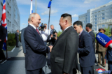 ẢNH TƯ LIỆU: Nhà lãnh đạo Bắc Hàn Kim Jong Un gặp Tổng thống Nga Vladimir Putin tại Phi trường Không gian Vostochny ở Amur Oblast thuộc Vùng Viễn Đông, Nga, vào ngày 13/09/2023 trong bức ảnh do Thông tấn xã Trung ương Triều Tiên của Bắc Hàn công bố này. (Ảnh: KCNA qua REUTERS/Ảnh tư liệu)