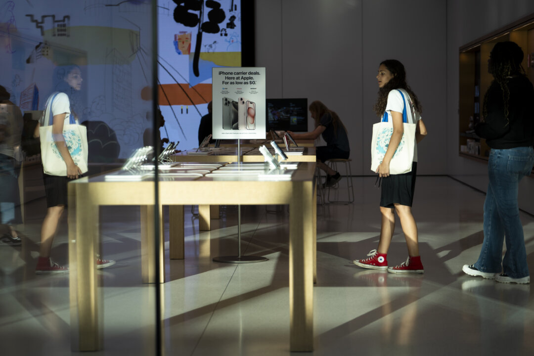 Các sản phẩm của Apple tại Apple Store ở Columbia, Maryland, hôm 20/06/2024. (Ảnh: Madalina Vasiliu/The Epoch Times)