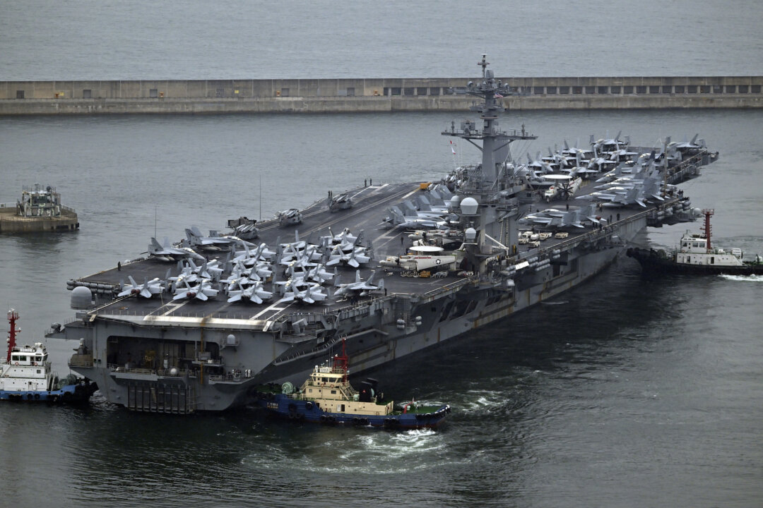 Theodore Roosevelt (CVN 71), một hàng không mẫu hạm chạy bằng năng lượng hạt nhân đang neo đậu ở Busan, Bắc Hàn, hôm thứ Bảy, ngày 22/06/2024. (Ảnh: Song Kyung-Seok/Pool Photo qua AP)