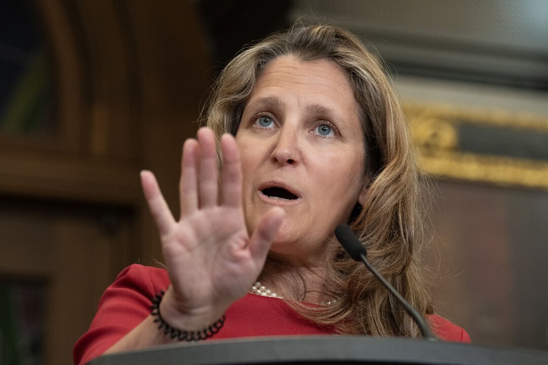 Bộ trưởng Tài chính Canada Chrystia Freeland nói chuyện với các phóng viên tại Sảnh Hạ viện, ở Ottawa, hôm 19/06/2024. (Ảnh: The Canadian Press/Adrian Wyld)