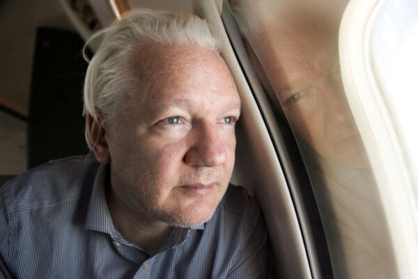 Người sáng lập WikiLeaks Julian Assange, trong bức ảnh này, nhìn ra ngoài cửa sổ phi cơ khi ông đến gần phi trường Bangkok để quá cảnh, theo bài đăng của Wikileaks trên X, được đăng lên mạng xã hội hôm 25/06/2024. (Ảnh: Wikileaks qua X/via Reuters)