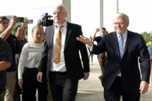 Người sáng lập WikiLeaks Julian Assange (ở giữa) đến tòa án Hoa Kỳ, nơi ông dự kiến ​​​​sẽ đưa ra một thỏa thuận nhận tội ở Saipan, Quần đảo Mariana, hôm 26/06/2024. (Ảnh: Eugene Hoshiko/AP Photo)