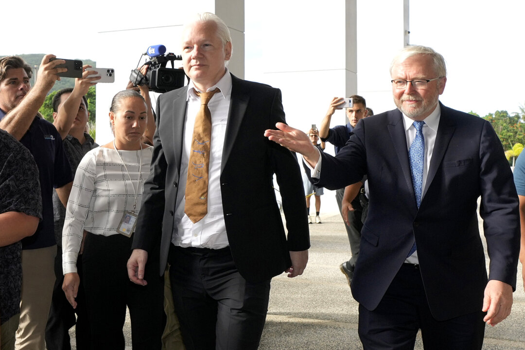 Người sáng lập WikiLeaks Julian Assange (ở giữa) đến tòa án Hoa Kỳ, nơi ông dự kiến ​​​​sẽ đưa ra một thỏa thuận nhận tội ở Saipan, Quần đảo Mariana, hôm 26/06/2024. (Ảnh: Eugene Hoshiko/AP Photo)