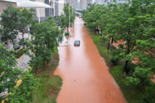 Một chiếc xe hơi đứng yên trên con đường ngập lụt sau trận mưa lớn ở Trường Sa, tỉnh Hồ Nam, miền trung Trung Quốc, hôm 24/06/2024. (Ảnh: STR/AFP qua Getty Images)