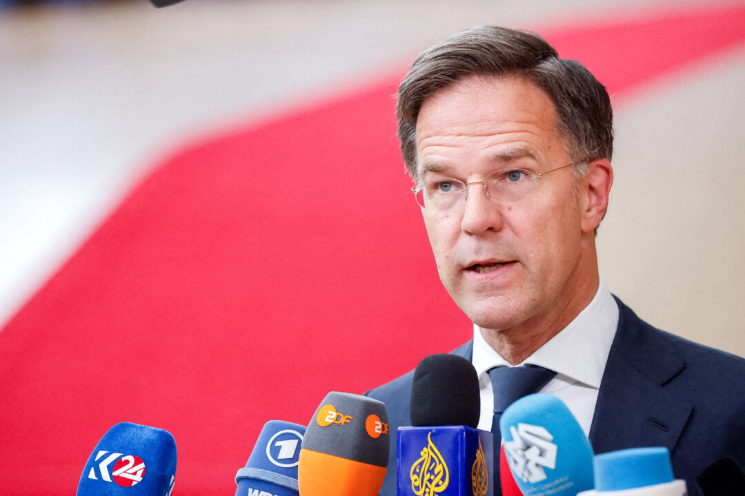 Thủ tướng Hà Lan Mark Rutte phát biểu trước truyền thông ở Brussels hôm 17/06/2024. (Ảnh: Johanna Geron/Reuters)