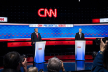 Cựu Tổng thống Donald J. Trump (trái) và Tổng thống Joe Biden (phải) trong cuộc tranh biện tổng thống ở Atlanta, Georgia, hôm 27/06/2024. (Ảnh: Madalina Vasiliu/The Epoch Times)