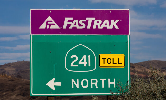 Biển báo chỉ dẫn người lái xe đến đường có thu lệ phí State Route 241 ở Quận Cam, California, vào ngày 12/11/2020. (Ảnh: John Fredricks/The Epoch Times)